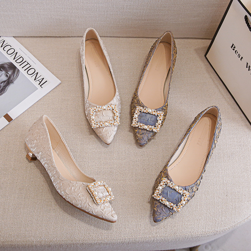 Ankle Strap Heels - 아이보리 텍스처드 새틴 포인티드 토 키튼