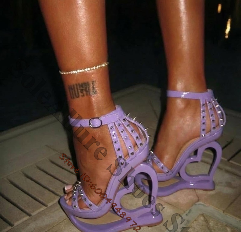 핫핑크 스파이크 스터드 케이지 하트 컷아웃 웨지 샌들  - Ankle Strap Heels 리뷰 및 가격