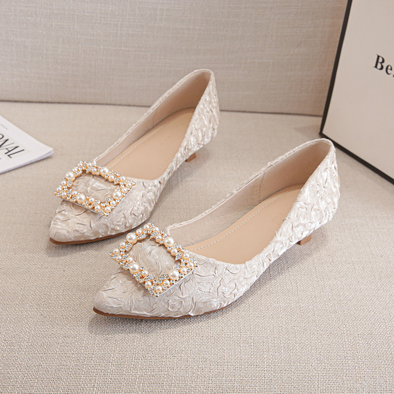 아이보리 텍스처드 새틴 포인티드 토 키튼 힐 펌프스,  - Ankle Strap Heels 리뷰 및 가격